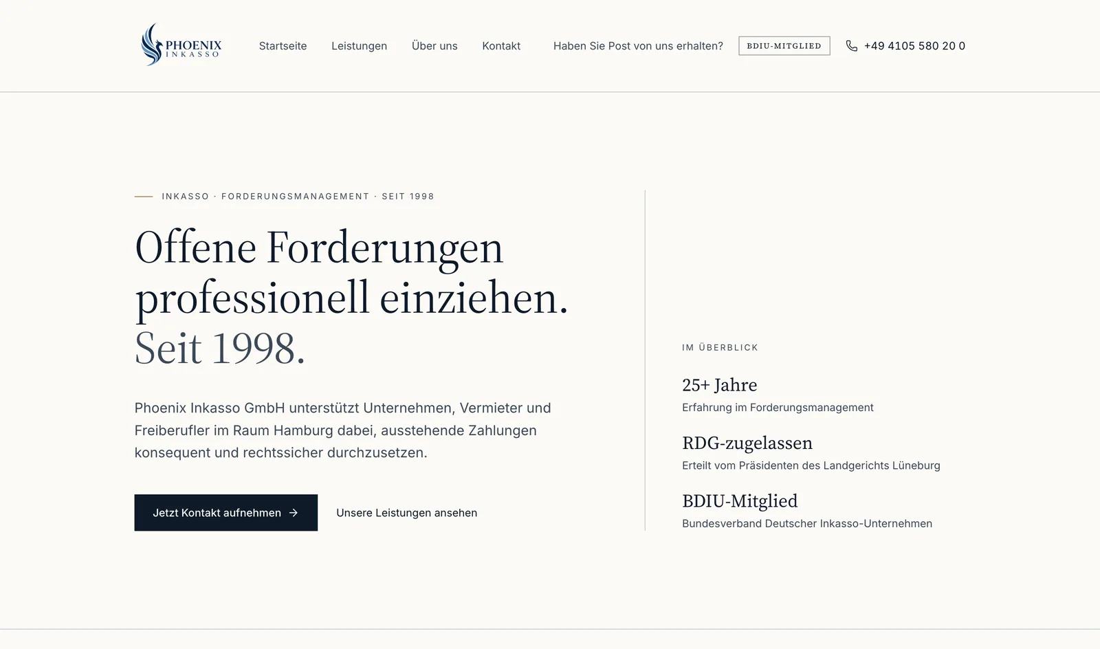 Startseite der neuen Phoenix-Inkasso-Website: Serifen-Headline zur professionellen Forderungsdurchsetzung neben einer Leiste mit RDG-Zulassung und BDIU-Mitgliedschaft